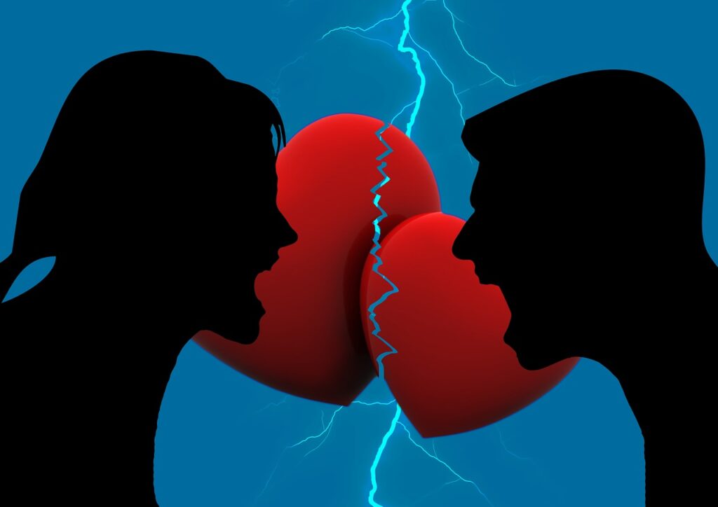 Silhouette di una coppia che litiga con un cuore spezzato, simbolo delle relazioni tossiche.